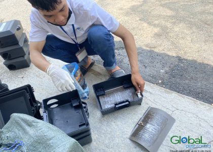 Kỹ thuật viên mở hộp dụng cụ chuẩn bị khảo sát tại hiện trường