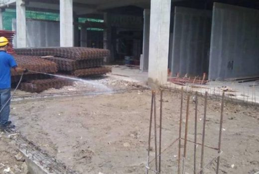 Phun phòng chống mối vào đất nền công trình đang thi công phần thô