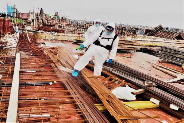 Xử lý nền móng giữa khung thép của công trình đang thi công